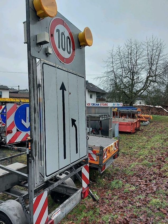 Verkehrsleitanhänger Verkehrssicherungsanhänger Verkehrsleittafel